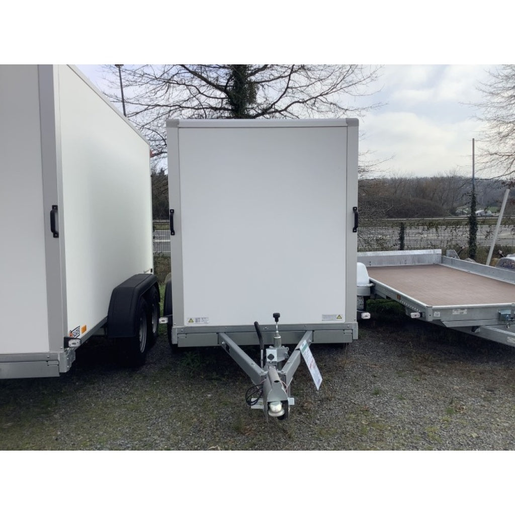 Remolque SARIS Furgón DV135 con MMA de 1350 kg – Amplio y robusto.